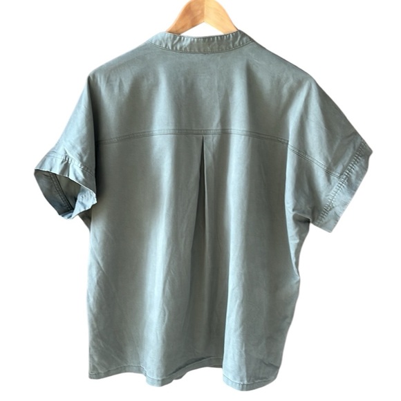 Mediclo XL Women’s TENCEL™ Fiji‎ ‎ Banded Collar Scrub Top in Sage - Picture 10 of 11